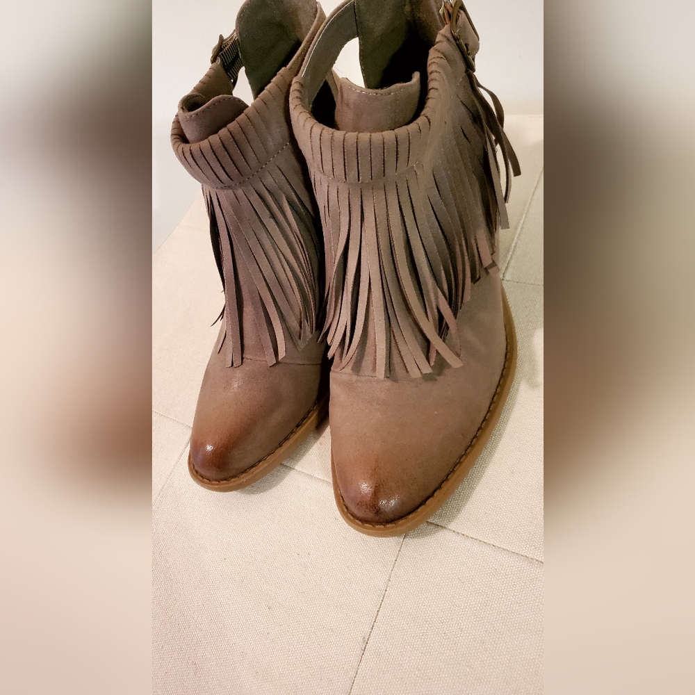 Maurices-Jasmine Fringe Bootie Taupe sz. 7